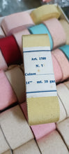 Carica l&#39;immagine nel visualizzatore di Gallery, Stock di confezioni da 10 m. di gros grain altezze e colori assortiti in foto( alcuni con macchioline del tempo nei primi giri). 4 kg..
