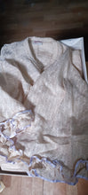 Carica l&#39;immagine nel visualizzatore di Gallery, Vestaglia Cinzia lunga vintage donna, panna con nastri di raso lilla, taglia 4. 700g.
