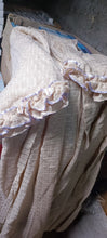 Carica l&#39;immagine nel visualizzatore di Gallery, Vestaglia Cinzia lunga vintage donna, panna con nastri di raso lilla, taglia 4. 700g.
