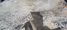 Carica l&#39;immagine nel visualizzatore di Gallery, Due veli vintage tulle e seta, 50x150 cm, panna e grigio. 100g.
