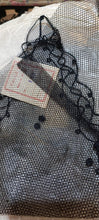 Carica l&#39;immagine nel visualizzatore di Gallery, Triangolo di tulle vintage, nero, 50 x 100. 50 g.
