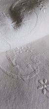 Carica l&#39;immagine nel visualizzatore di Gallery, Tre lenzuola sopra vintage in puro lino, ricamate a mano. 1,5 kg.
