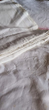 Carica l&#39;immagine nel visualizzatore di Gallery, Tre lenzuola sopra vintage in puro lino, ricamate a mano. 1,5 kg.
