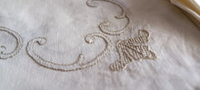 Carica l&#39;immagine nel visualizzatore di Gallery, Tre tovaglie vintage di puro lino ricamate a mano con tovaglioli. 1 kg.
