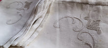 Carica l&#39;immagine nel visualizzatore di Gallery, Tre tovaglie vintage di puro lino ricamate a mano con tovaglioli. 1 kg.
