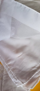 Foulard vintage bianco, bordo a contrasto, in crêpe- voile, 80 x 80. 60g.