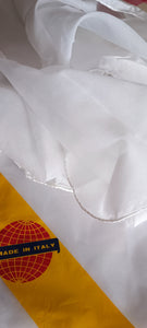 Foulard vintage bianco, bordo a contrasto, in crêpe- voile, 80 x 80. 60g.