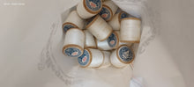 Carica l&#39;immagine nel visualizzatore di Gallery, Set di 17 rocchetti DMC, qualcuno con macchioline nei primi giri. 280 g.
