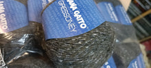 Carica l&#39;immagine nel visualizzatore di Gallery, Lana moda grigio melange Gressoney Gatto, misto lana, mohair, seta , poliammide, nylon e poliestere per un magnifico filato. 500g.
