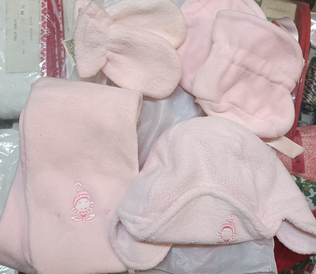 Set formato da cappellino, sciarpa, muffole e scarpine per neonata, in calda microfibra. 300 g.