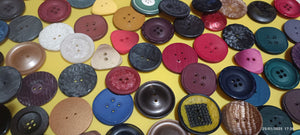 Lotto di bottoni vintage. 350 g.