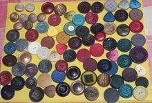 Carica l&#39;immagine nel visualizzatore di Gallery, Lotto di bottoni vintage. 350 g.
