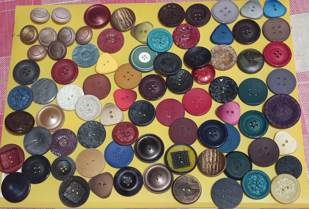 Lotto di bottoni vintage. 350 g.