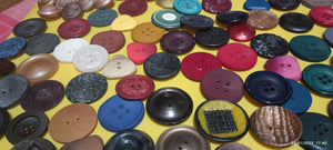 Lotto di bottoni vintage. 350 g.