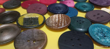 Carica l&#39;immagine nel visualizzatore di Gallery, Lotto di bottoni vintage. 350 g.
