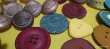 Carica l&#39;immagine nel visualizzatore di Gallery, Lotto di bottoni vintage. 350 g.
