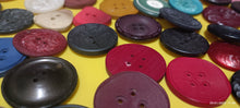 Carica l&#39;immagine nel visualizzatore di Gallery, Lotto di bottoni vintage. 350 g.
