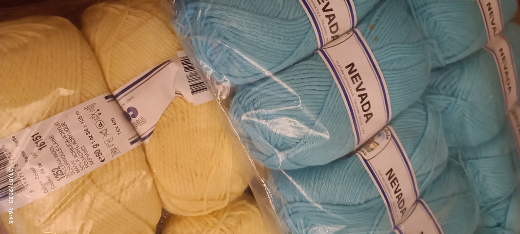 Offerta super. Due confezioni di 10 gomitoli di Nevada Lane Cervinia,un misto lana di qualità in gomitoli da 50g. Ferri 4 o più. Indicato per maglieria e coperte, colori in foto. 1 kg.