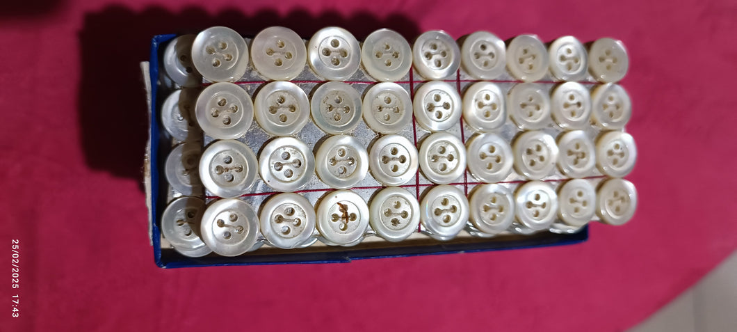 Scatola bottoni in madreperla, 2° scelta - ARGENTO, 144 bottoni, LIN 18. 100g.