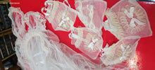 Carica l'immagine nel visualizzatore di Gallery, Per appassionati di Vintage! Sette acconciature con tulle di prima comunione e cinque borsette di organza, anni cinquanta. 400g.
