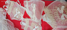 Carica l'immagine nel visualizzatore di Gallery, Per appassionati di Vintage! Sette acconciature con tulle di prima comunione e cinque borsette di organza, anni cinquanta. 400g.
