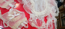 Carica l'immagine nel visualizzatore di Gallery, Per appassionati di Vintage! Sette acconciature con tulle di prima comunione e cinque borsette di organza, anni cinquanta. 400g.
