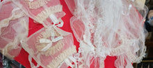 Carica l'immagine nel visualizzatore di Gallery, Per appassionati di Vintage! Sette acconciature con tulle di prima comunione e cinque borsette di organza, anni cinquanta. 400g.
