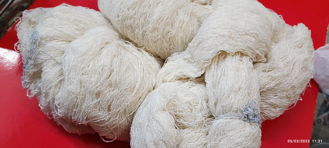 Tre matasse Manifattura di Tollegno in leggero frisé panna. 580 g.