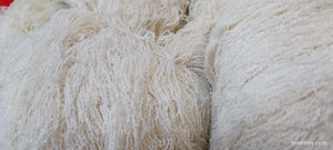 Tre matasse Manifattura di Tollegno in leggero frisé panna. 580 g.