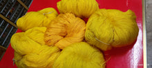 Carica l&#39;immagine nel visualizzatore di Gallery, Setificato in matasse di Tollegno, in tonalità di giallo, per abiti e maglieria, da lavorare a macchina. 1,2 kg.
