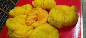 Setificato in matasse di Tollegno, in tonalità di giallo, per abiti e maglieria, da lavorare a macchina. 1,2 kg.