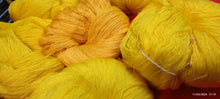 Carica l&#39;immagine nel visualizzatore di Gallery, Setificato in matasse di Tollegno, in tonalità di giallo, per abiti e maglieria, da lavorare a macchina. 1,2 kg.
