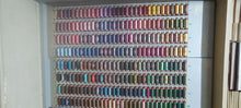 Carica l&#39;immagine nel visualizzatore di Gallery, Una varietà di colori assortiti( come in foto) per chi ama cucire. 32 spagnolette TRE CERCHI ROSSO. 200g.
