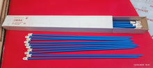 Carica l&#39;immagine nel visualizzatore di Gallery, Scatola con cinque paia di ferri per maglia di plastica, n5,5, 40 cm. 200g.

