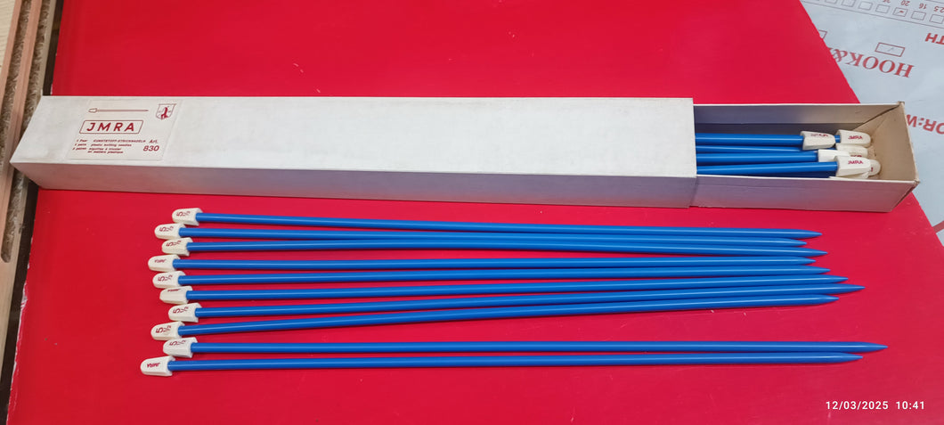 Scatola con cinque paia di ferri per maglia di plastica, n5,5, 40 cm. 200g.