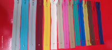 Carica l'immagine nel visualizzatore di Gallery, Set di 15 chiusure lampo, colori assortiti, 18 cm. 150g.

