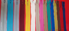 Carica l'immagine nel visualizzatore di Gallery, Set di 15 chiusure lampo, colori assortiti, 18 cm. 150g.
