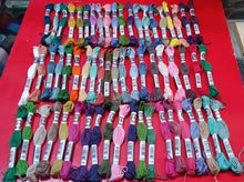 Carica l&#39;immagine nel visualizzatore di Gallery, Matassine di cotone lanato DMC per mezzopunto, 60 pezzi, colori assortiti.200g.
