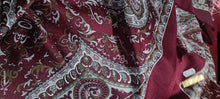 Carica l&#39;immagine nel visualizzatore di Gallery, Foulard in misto lana, cm 140 x cm 140, fantasia bordeaux.250g.
