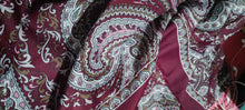Carica l&#39;immagine nel visualizzatore di Gallery, Foulard in misto lana, cm 140 x cm 140, fantasia bordeaux.250g.
