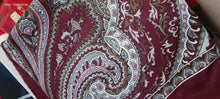 Carica l&#39;immagine nel visualizzatore di Gallery, Foulard in misto lana, cm 140 x cm 140, fantasia bordeaux.250g.
