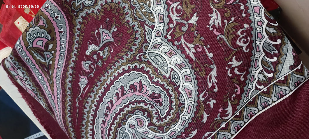 Foulard in misto lana, cm 140 x cm 140, fantasia bordeaux.250g.