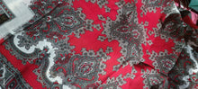 Carica l&#39;immagine nel visualizzatore di Gallery, Foulard 100% pura lana, stampato a mano, cm 97x cm97.200g.
