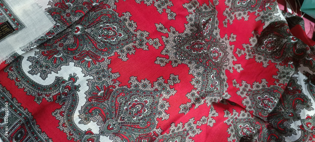 Foulard 100% pura lana, stampato a mano, cm 97x cm97.200g.