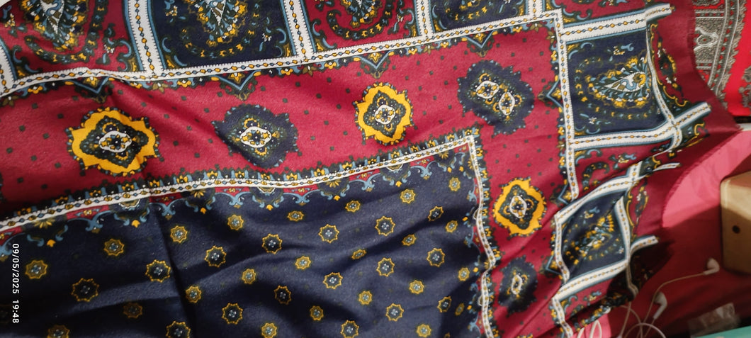 Foulard in poliestere, leggero ed elegante, cm 117 x cm117.200g.