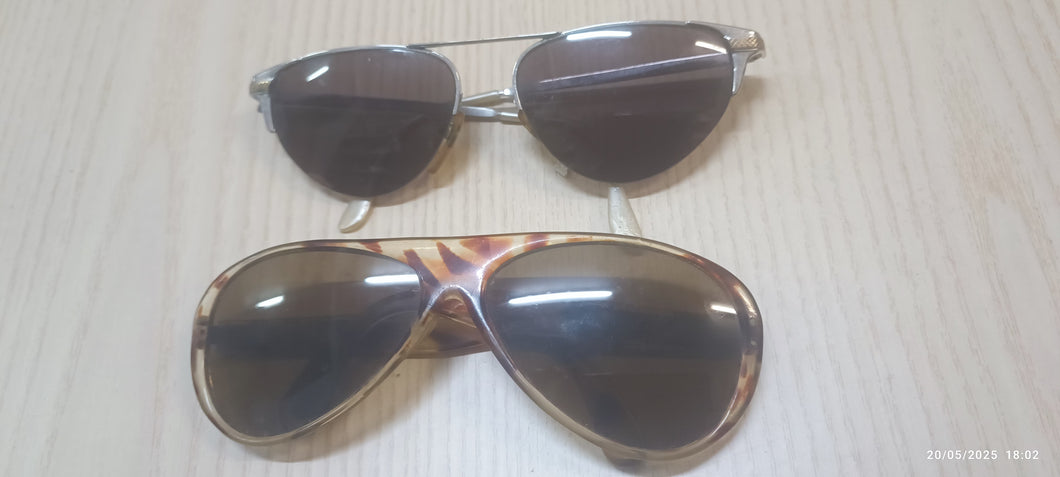 Occhiali vintage, due modelli, uno in tartaruga e l'altro in metallo. 100g.