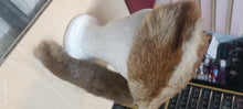 Carica l&#39;immagine nel visualizzatore di Gallery, Cappello da cacciatore con coda di pelliccia, circonferenza cm 53. 150 g.
