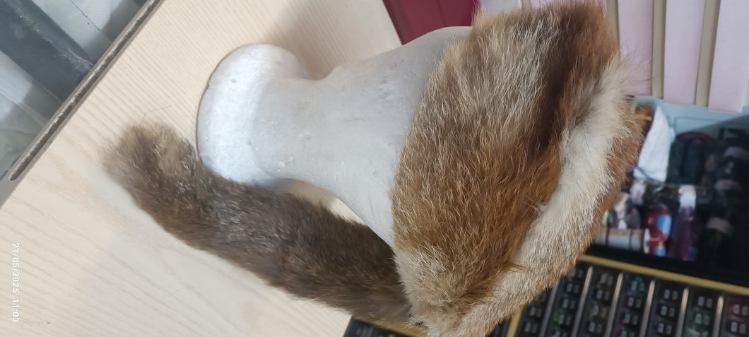 Cappello da cacciatore con coda di pelliccia, circonferenza cm 53. 150 g.