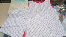 Carica l&#39;immagine nel visualizzatore di Gallery, Articolo vintage anni sessanta. Pigiama donna estivo in puro cotone a fantasia di delicati fiorellini. Taglia 50.  600g.

