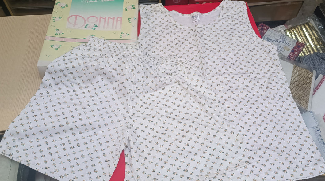 Articolo vintage anni sessanta. Pigiama donna estivo in puro cotone a fantasia di delicati fiorellini. Taglia 50.  600g.